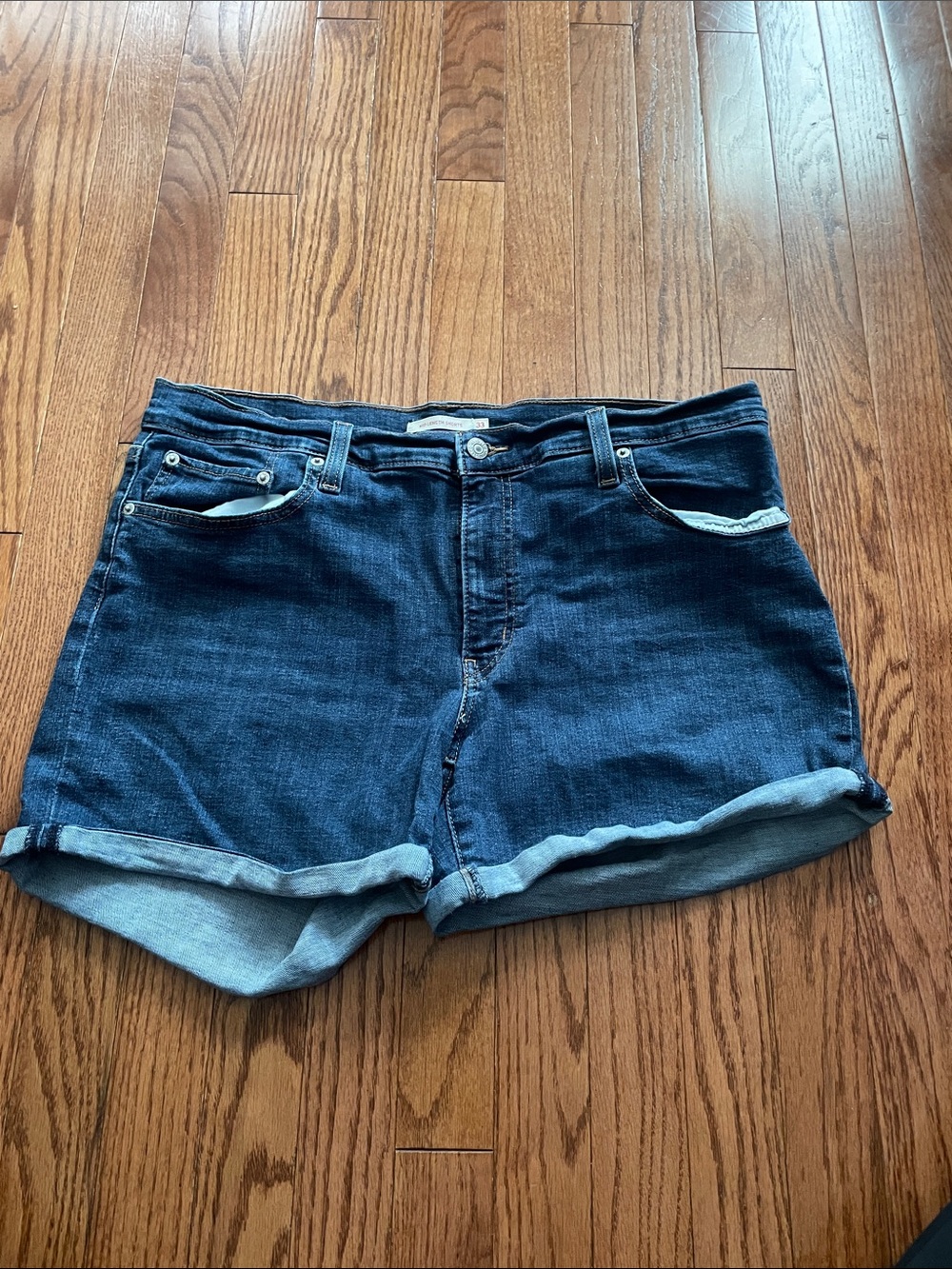 Levi’s Medium Wash Mid Length Jean  Shorts Women’s Sz 33
